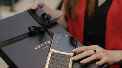 Vertuの折りたたみ式携帯電話が高級ジュエリーに