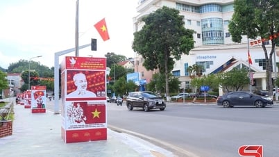 Exposition de peintures de propagande pour célébrer le 80e anniversaire de la Fête nationale le 2 septembre