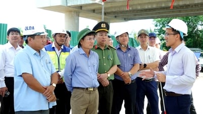 Wakil Ketua Komite Rakyat Provinsi Nguyen Ngoc Sam memeriksa kemajuan proyek Jalan Hoang Sa-Doc Soi.