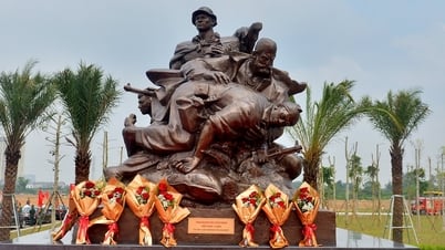 រូបភាពទីមួយនៃរូបសំណាកដែលទើបបញ្ចប់ថ្មីៗរបស់អ្នកជំនាញយោធាសូវៀត និងគុយបា