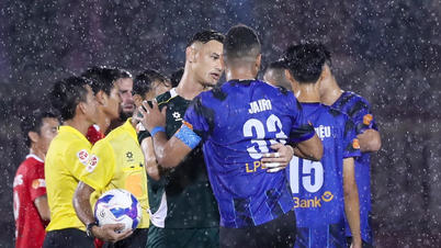 حاول باتريك لو جيانج إيقاف لاعب أجنبي من HAGL بعد المباراة.