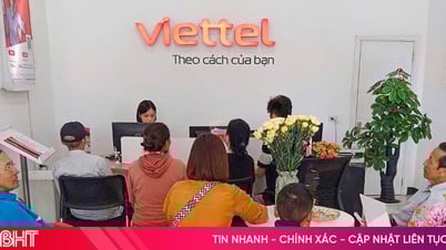 Khách hàng “đổ xô” đến cửa hàng Viettel đăng ký dịch vụ sau bão