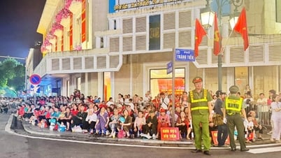 참전용사와 노인들이 퍼레이드를 관람할 수 있도록 5천석 이상의 좌석을 마련한다.
