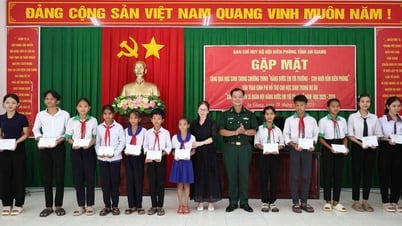 Bộ đội Biên phòng tỉnh An Giang tặng quà cho 168 học sinh vùng biên