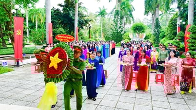 Provinzielle Frauenunion bietet Präsident Ho Chi Minh Weihrauch an