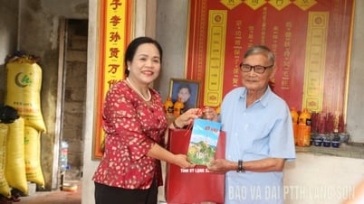 Thăm tặng quà cán bộ lão thành cách mạng