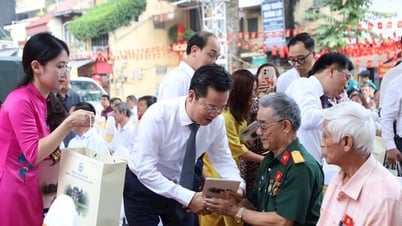Hoan Kiem Ward offers incense to commemorate heroic martyrs and gives gifts to meritorious people.