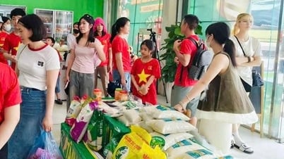 Магазин OCOP Tam Huong раздает 1000 футболок с красными флагами и желтыми звездами в знак благодарности покупателям в День независимости.