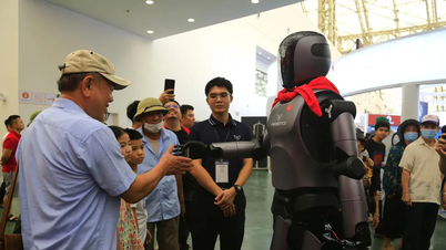 Les robots vietnamiens font sensation lors de l'exposition marquant 80 ans de réalisations nationales
