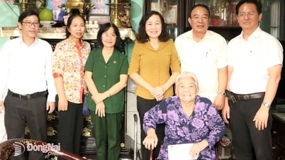 ថ្នាក់ដឹកនាំខេត្ត Dong Nai ចុះសួរសុខទុក្ខបុគ្គលធម្មតា និងក្រុមគ្រួសារអ្នកទទួលផលគោលនយោបាយ
