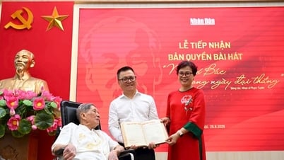 Nhạc sĩ Phạm Tuyên trao tặng Báo Nhân Dân bài hát “Như có Bác trong ngày đại thắng”