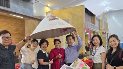Không gian Hà Nội tại Triển lãm Thành tựu đất nước thu hút đông khách trải nghiệm và check-in