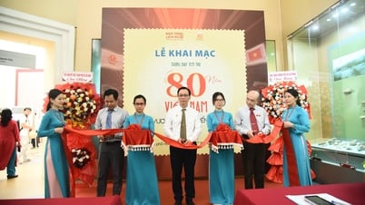 VERNISSAGE DE L'EXPOSITION DE TIMBRE « 80 ANS DE VIETNAM À L'OUVERTURE DU GRAND OCÉAN »
