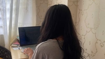 Una estudiante se preocupa cuando los resultados del examen de ingreso a la universidad cambian de aprobado a reprobado