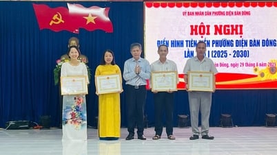 Le quartier de Dien Ban Dong récompense 53 collectifs et individus avancés typiques au cours de la période 2020-2025