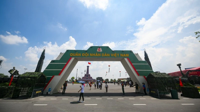 [Foto] El glorioso viaje de 80 años del Ejército Popular de Vietnam a través de la Exposición de Logros Nacionales