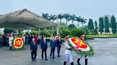 Provinzführer bringen Blumen und Weihrauch auf dem Dai-Doan-Ket-Platz dar und besuchen den Märtyrerfriedhof der Provinz.