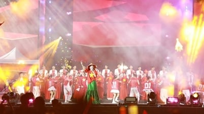 Hòa Minzy, Soobin Hoàng Sơn hát dưới mưa trắng trời cùng 25 nghìn khán giả