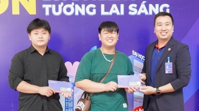 សាកលវិទ្យាល័យមួយផ្តល់ថវិកា 100,000 ដុងដល់និស្សិតម្នាក់ៗក្នុងឱកាសទិវាបុណ្យជាតិថ្ងៃទី 2 ខែកញ្ញា។
