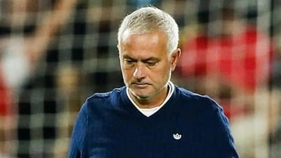 HLV Jose Mourinho bất ngờ bị sa thải