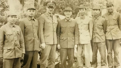 Revolutionsflagge am Gemeindehaus Vinh Tuy