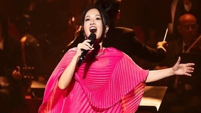 歌姫ホン・ニュンは人民芸術家レ・ドゥンの名にちなんだ「ハノイの歌」を歌いながら震えていた。