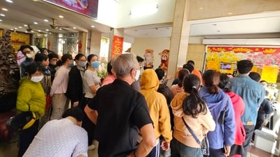 Xếp hàng xuyên trưa, khách "vét sạch" vàng nhẫn tại một tiệm lớn ở TP HCM