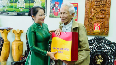 Die Leiterin der Abteilung für Propaganda und Massenmobilisierung des Provinzparteikomitees, Nguyen Thi Phong Vu, überreicht der Familie von Generalleutnant Nguyen Thanh Ut Geschenke