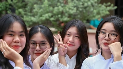 ホーチミン市の多くの学校は、開校式での花の受け取りを拒否している。
