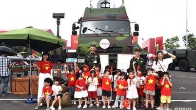 La gente está entusiasmada con las armas y el equipo del Ejército en la Exposición Nacional de Logros.