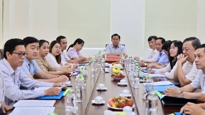Wakil Ketua Komite Rakyat Provinsi Huynh Van Son bekerja sama dengan Perbendaharaan Negara Wilayah XVIII