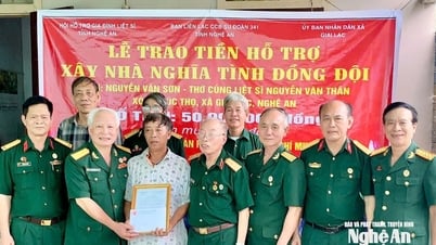 มอบเงิน 250 ล้านดองเพื่อสนับสนุนการก่อสร้างบ้านแสดงความกตัญญูในตำบลวานดู่ จา่ยลัก และกวีญฟู