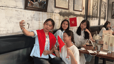 호치민시 청년들은 80주년 국경일 축하 행사를 자랑스럽게 기대하고 있습니다.