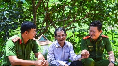 “Đi từng ngõ, gõ từng nhà” hoàn thành cấp đổi thẻ đảng viên
