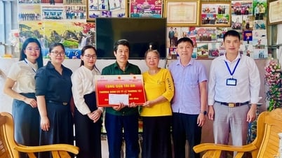 La société Vingroup offre des cadeaux aux personnes méritantes du quartier de Chieng An