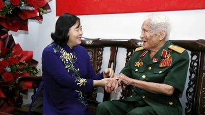 グエン・クオック・トゥオック中将が党員80周年のバッジを受け取る