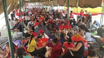 De nombreuses rues étaient bondées de gens attendant d'assister à la répétition le matin du 30 août.