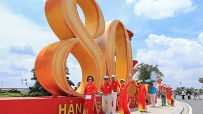 Triển lãm Thành tựu đất nước thu hút đông đảo người dân đến tham quan