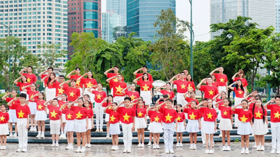 80 artistes chantent fièrement ensemble « Dans la prochaine vie, nous serons toujours vietnamiens »