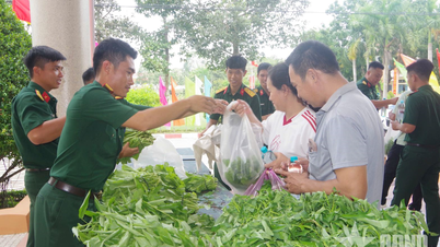Trung đoàn 5, Sư đoàn 5 (Quân khu 7) gặp mặt, tặng quà thân nhân gia đình chiến sĩ nhập ngũ năm 2025
