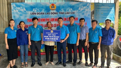 Trao kinh phí sửa chữa 2 nhà “Mái ấm công đoàn”