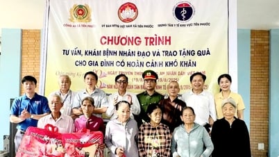 Khám bệnh nhân đạo cho người dân xã Tiên Phước