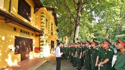 Lực lượng diễu binh, diễu hành A80 tham quan Khu Di tích Chủ tịch Hồ Chí Minh