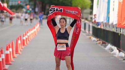 Nữ VĐV chạy chân đất vô địch 42km giải Quảng Trị International Marathon
