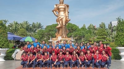 Tuyển nữ Việt Nam dâng hương tại tượng đài Lê Chân (Hải Phòng)