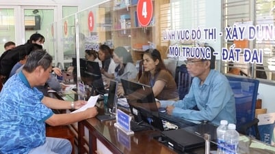 Cán bộ phường ở Đà Nẵng "tăng ca" đến tối để kịp cấp sổ hồng cho dân