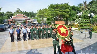 Thượng tướng Trương Thiên Tô dâng hoa, dâng hương tưởng niệm các Anh hùng liệt sĩ tại xã Ba Gia