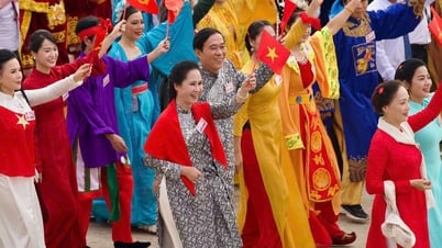 NSND Lan Hương đau chân vẫn tham gia tổng duyệt diễu hành A80