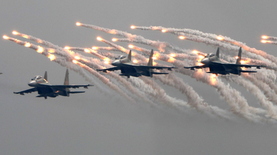 Deleite-se com o jato de caça Su-30MK2 lançando uma armadilha de calor brilhante no céu da capital
