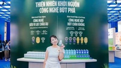Người dân thích thú trải nghiệm không gian trưng bày của Vinamilk tại triển lãm thành tựu đất nước 80 năm